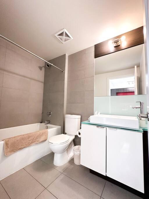 Elegant Suites - City Views, Lake View, Free Parking Toronto Exteriér fotografie