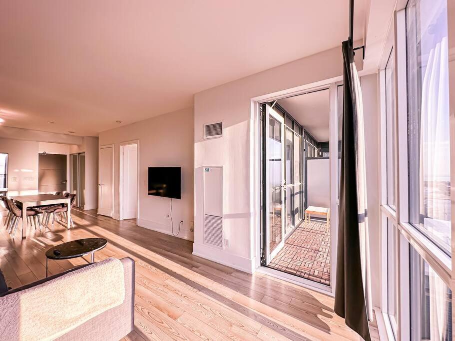 Elegant Suites - City Views, Lake View, Free Parking Toronto Exteriér fotografie
